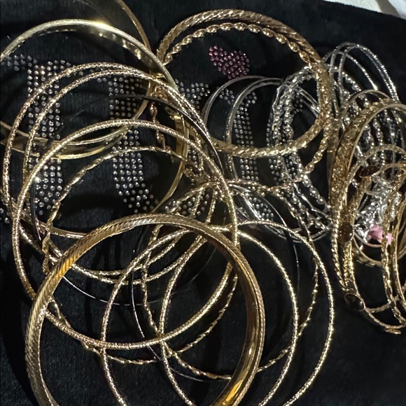 Bangles & Bracelets $13 each or 3 for $25 winners choice - Picture 9 of 9